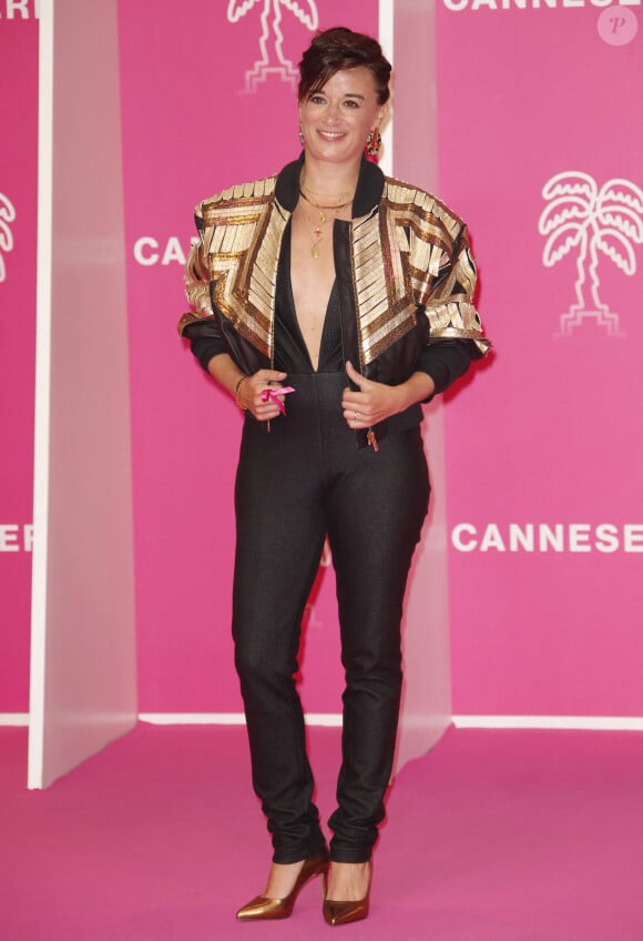 Béatrice de La Boulaye de la série "Tropiques criminels" - No web - 5ème soirée du 4ème Canneseries au Palais des Festivals à Cannes, le 12 octobre 2021.