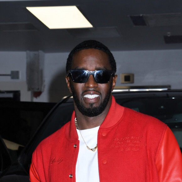 Depuis, deux nouvelles femmes sont sorties de l'ombre pour accuser de nouveau le magnat du rap américain. 
Le maire de New York, Eric Adams remet la clé de la ville de New York au rappeur Sean Combs (Puff Daddy, Puffy, Diddy, P. Diddy) sur Times Square à New York City, New York, Etats-Unis, le 15 septembre 2023.