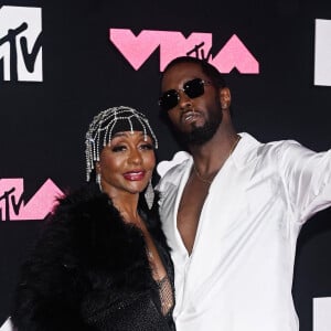 La seconde, quant à elle, souhaite rester anonyme et accuse l’ex de Cassie de l’avoir forcée à avoir des relations sexuelles avec lui, en 1990 ou 1991. 
Diddy et Janice Combs aux MTV Video Music Awards 2023, au Prudential Center à Newark dans le New Jersey.