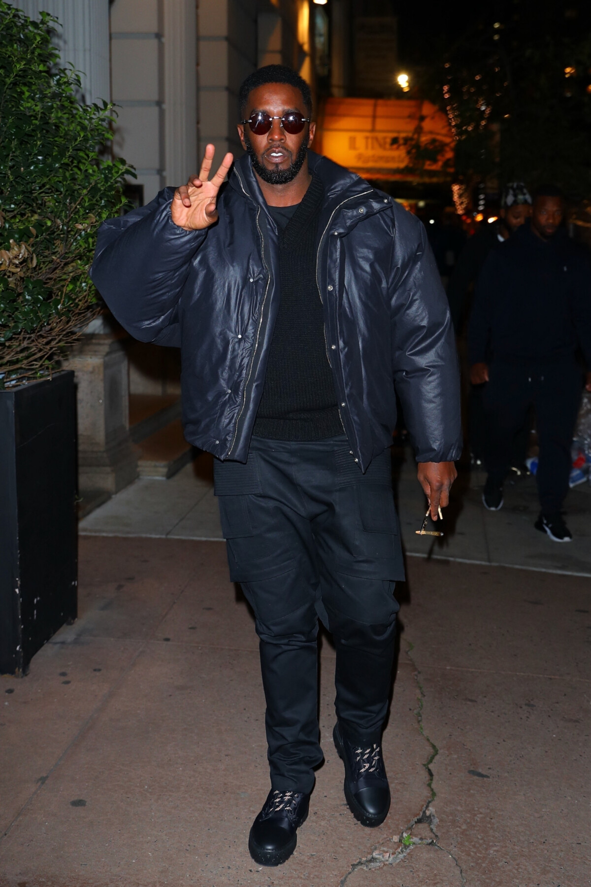 Photo Sean Combs (Puff Daddy, Puffy, Diddy, P. Diddy) fume un joint