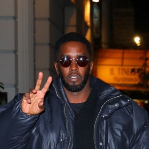 Sean Combs (Puff Daddy, Puffy, Diddy, P. Diddy) fume un joint dans les rues de New York le 19 octobre 2022.