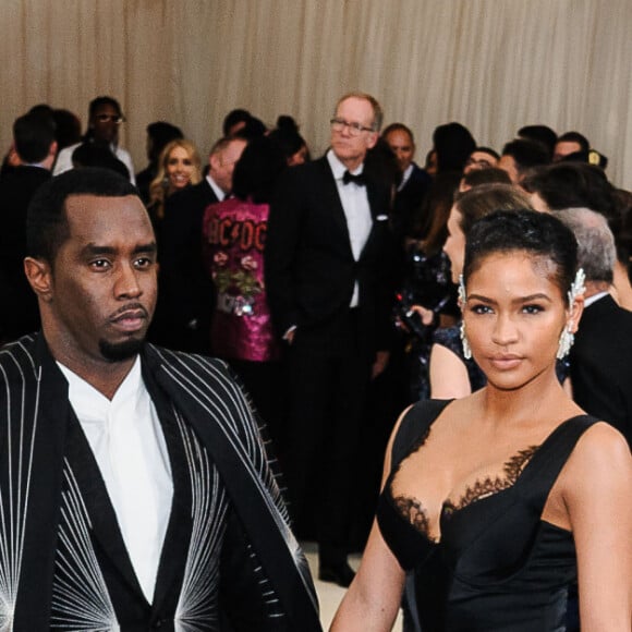 Le 16 novembre dernier, la chanteuse portait plainte contre son ex au civil devant le parquet fédéral de Manhattan, à New York, pour abus, violence et trafic sexuel. 
P. Diddy et sa compagne Cassie Ventura - Les célébrités à la soirée MET 2017 Costume Institute Gala sur le thème de "Rei Kawakubo/Comme des Garçons: Art Of The In-Between" à New York au Club Standard, le 1er mai 2017.