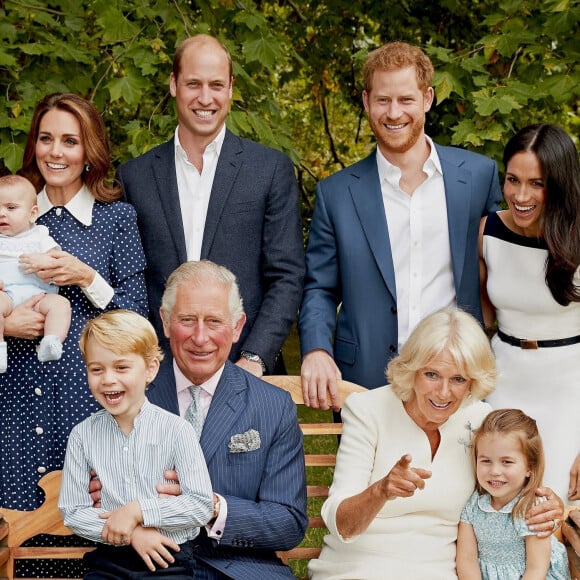 Le prince de Galles pose en famille avec son épouse Camilla Parker Bowles, duchesse de Cornouailles, et ses fils le prince William, duc de Cambridge, et le prince Harry, duc de Sussex, avec leurs épouses, Catherine (Kate) Middleton, duchesse de Cambridge et Meghan Markle, duchesse de Sussex, et les trois petits-enfants le prince George, la princesse Charlotte et le jeune prince Louis. 