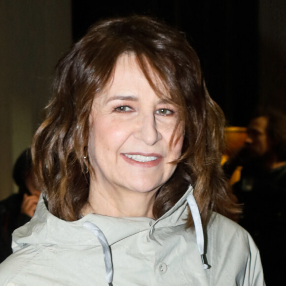 Info - Valérie Lemercier s'est cassée le poignet en tombant sur la moquette - Valérie Lemercier - People au défilé de mode Haute-Couture "Stéphane Rolland" au Théâtre de Chaillot lors de la fashion week à Paris. Le 24 janvier 2023 © Veeren-Christophe Clovis / Bestimage  People at the Haute-Couture "Stephane Rolland" fashion show during the Paris fashion week. On January 24th 2023 