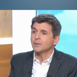 Thomas Sotto recadré par son invité, Jordan Bardella, dans "Télématin" sur France 2