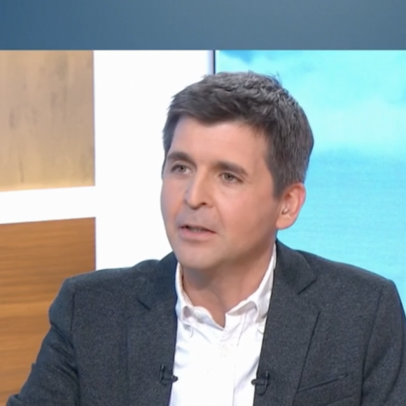 Thomas Sotto recadré par son invité, Jordan Bardella, dans "Télématin" sur France 2