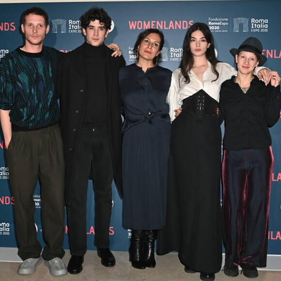 Alessandro Piavani, Nicolas Maupas, Laura Lucchetti, Deva Cassel, Yile Vianello lors du photocall de "La Bella Estate" lors de la réunion finale de WomenLands à Rome le 26 novembre 2023. ©SGPItalia