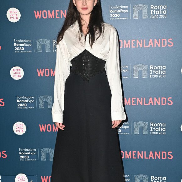 Elle a opté pour un look noir et blanc rappelant certains de sa maman Monica Bellucci
Deva Cassel lors du photocall de "La Bella Estate" lors de la réunion finale de WomenLands à Rome le 26 novembre 2023. ©SGPItalia