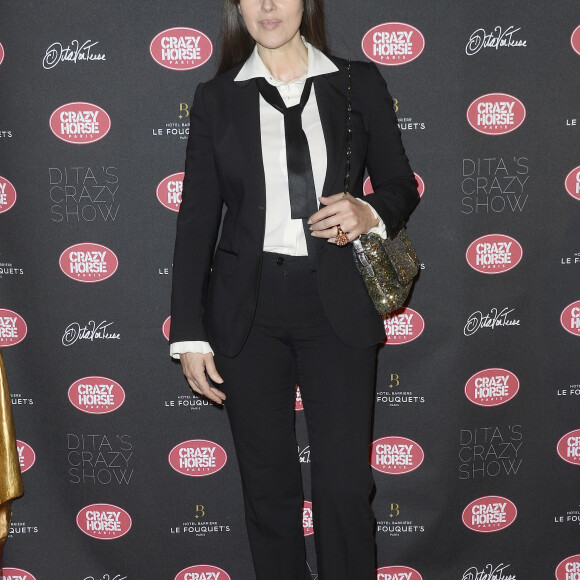 L'actrice aime aussi les looks androgynes
Monica Bellucci - People à la première du show "Dita's Crazy Horse's" au Crazy Horse à Paris. Le 15 mars 2016 © Coadic Guirec / Bestimage 