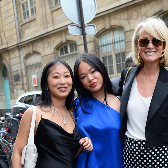 Laeticia Hallyday et ses filles Jade et Joy à leur arrivée au mariage de Claude Lelouch à la mairie du 18ème à Paris. Le 17 juin 2023