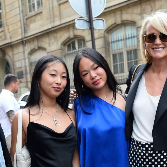 Laeticia Hallyday et ses filles Jade et Joy à leur arrivée au mariage de Claude Lelouch à la mairie du 18ème à Paris. Le 17 juin 2023