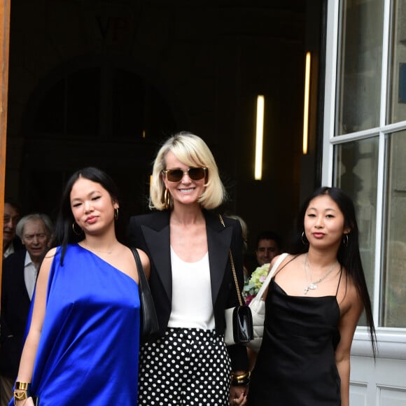 Laeticia Hallyday et ses filles Jade et Joy à leur arrivée au mariage de Claude Lelouch à la mairie du 18ème à Paris. Le 17 juin 2023