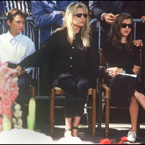 On se souvient des images qui témoignaient de la douleur de France Gall dans le silence du petit cimetière de Montmartre, alors accompagnée seulement de ses deux enfants, de proches comme Véronique Sanson et de quelques fidèles.
France Gall avec ses enfants Raphaël et Pauline Hamburger, enfants de Michel Berger, aux obsèques du musicien, en 1992 au cimetière de Montmartre