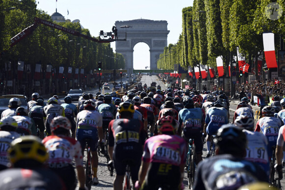 Deux coureuses cyclistes annoncent être en couple
 
Etape finale du Tour de France entre Paris La Défense Arena et Paris Champs-Elysées.