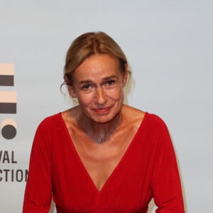 Sandrine Bonnaire au photocall de "Les Combattantes" lors de la 24ème édition du Festival de la Fiction TV de la Rochelle, le 15 septembre 2022.