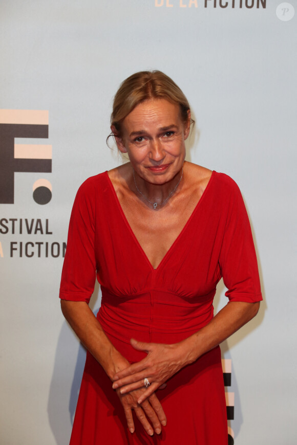 Sandrine Bonnaire au photocall de "Les Combattantes" lors de la 24ème édition du Festival de la Fiction TV de la Rochelle, le 15 septembre 2022.