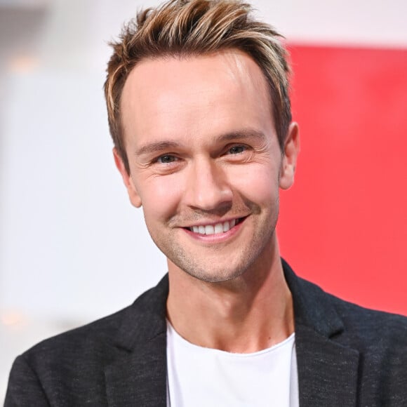 "35 ans, garanti naturel, sans botox ni blanchiment des dents ! Je le jure !" indiquait ainsi avec malice l'animateur de l'émission La Carte au Trésor.
Exclusif - Cyril Féraud - Enregistrement de l'émission Vivement dimanche au studio Gabriel, présentée par M.Drucker et diffusée sur France 3 le 05 novembre 2023. © Guillaume Gaffiot / Bestimage