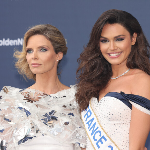 "C'est limite un peu tôt. Les gens vont peut-être se dire qu'à peine partie je suis déjà de retour !"
Sylvie tellier et Diane Leyre, miss France 2022 - Cérémonie de clôture du 61ème Festival de Télévision de Monte Carlo le 21 juin 2022. © Claudia Albuquerque /Bestimage