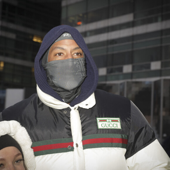 Au lendemain de la diffusion du reportage "Complément d'enquête" sur l'animateur Cyril Hanouna, celui-ci a tenu à réagir ce vendredi 1er décembre 2023, sur le parvis de France Télévision en enregistrant une mystérieuse séquence pour "Touche pas à mon poste". Et à la surprise des quelques fans de "TPMP" présents, le rappeur Booba s'est invité à ce rassemblement, à Paris, France, 1er décembre 2023. © Jack Tribeca/bestimage