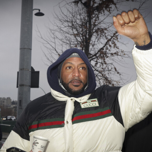 Au lendemain de la diffusion du reportage "Complément d'enquête" sur l'animateur Cyril Hanouna, celui-ci a tenu à réagir ce vendredi 1er décembre 2023, sur le parvis de France Télévision en enregistrant une mystérieuse séquence pour "Touche pas à mon poste". Et à la surprise des quelques fans de "TPMP" présents, le rappeur Booba s'est invité à ce rassemblement, à Paris, France, 1er décembre 2023. © Jack Tribeca/bestimage