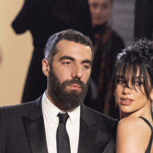 C'est au Festival de Cannes 2023 que les amoureux ont officialisé leur histoire. 
Romain Gavras et Dua Lipa - Montée des marches du film Omar La Fraise (The King Of Algiers) lors du 76ème Festival International du Film de Cannes le 20 mai 2023