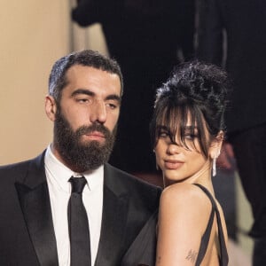 Après huit mois d'amour, le couple a finalement décidé de se quitter et il semblerait que Dua Lipa ait fait ce choix. 
Romain Gavras et Dua Lipa - Montée des marches du film Omar La Fraise (The King Of Algiers) lors du 76ème Festival International du Film de Cannes le 20 mai 2023