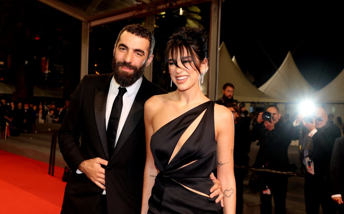 Photo : Romain Gavras et Dua Lipa - Montée des marches du film Omar La  Fraise (The King Of Algiers) lors du 76ème Festival International du Film  de Cannes le 20 mai 2023 - Purepeople