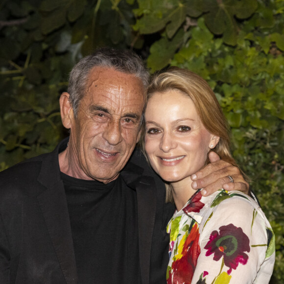 Exclusif - Thierry Ardisson et sa femme Audrey Crespo-Mara - Véronique Sanson en concert à l'occasion de la présentation de sa tournée "Hasta Luego" au théâtre de Verdure lors du festival de Ramatuelle le 1er aout 2023. © Cyril Bruneau / Festival de Ramatuelle / Bestimage 