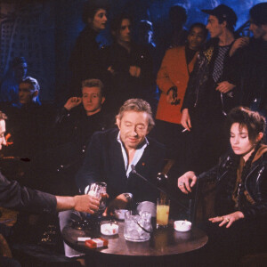 Archives - Thierry Ardisson, Serge Gainsbourg et Béatrice Dalle lors de l'émission "Lunettes noires pour nuits blanches" au Palace à Paris en 1989