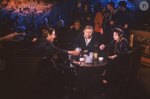Archives - Thierry Ardisson, Serge Gainsbourg et Béatrice Dalle lors de l'émission "Lunettes noires pour nuits blanches" au Palace à Paris en 1989