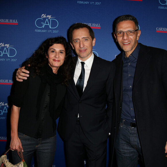 C'était alors l'occasion de constater que Nicole est une jolie brune aux cheveux ondulés.
Exclusif -  Gad Elmaleh avec Roschdy Zem et sa femme Nicole lors du photocall du spectacle de Gad Elmaleh "Oh My Gad" au "Carnegie Hall" à New York, le 11 février 2017. © Dominique Jacovides/Bestimage 
