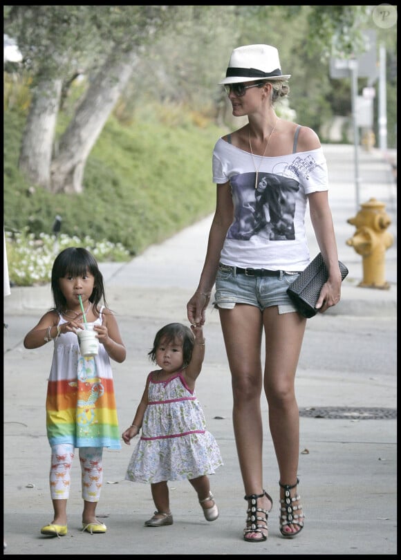 LAETICIA HALLYDAY SE BALADE A BEVERLY GLEN AVEC SES FILLES JADE ET JOY  Laeticia Hallyday takes Jade and Joy for a stroll near their house at the Beverly Glen Centre. 