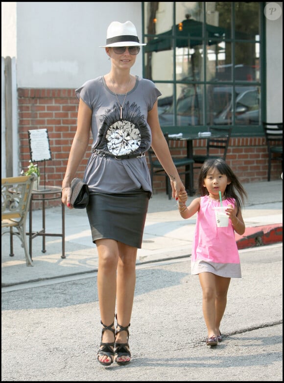 EXCLUSIF - Laeticia Hallyday avec ses filles Jade et Joy à Santa Monica (archive)