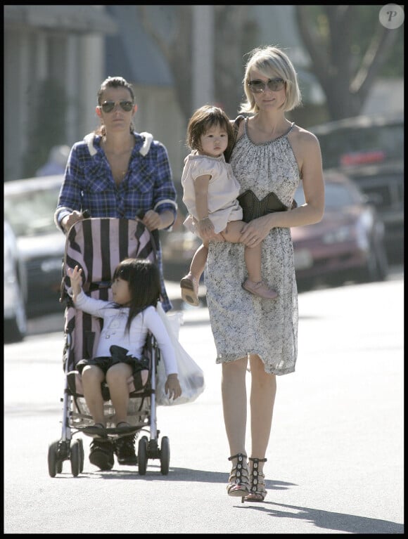 Deux jeunes filles que l'on a vue grandir
EXCLUSIF - Laeticia Hallyday avec ses filles Jade et Joy à Los Angeles (archive)