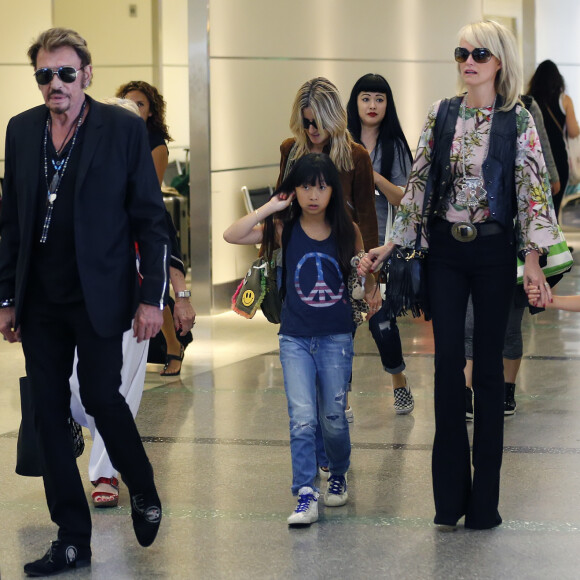 Johnny Hallyday avec sa femme Laeticia, leurs filles Jade et Joy et la grand-mère de Laeticia Elyette Boudou quittent Los Angeles pour Paris le 25 juin 2015.