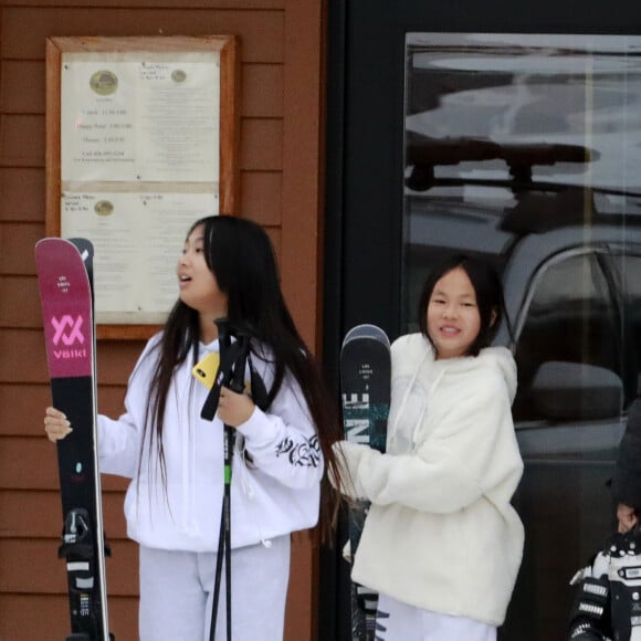 Exclusif - Laeticia Hallyday, ses filles Jade et Joy, Pascal Balland et sa fille Mathilde arrivent à l'aéroport de Bozeman dans le Montana pour un séjour au ski, le 15 février 2020.