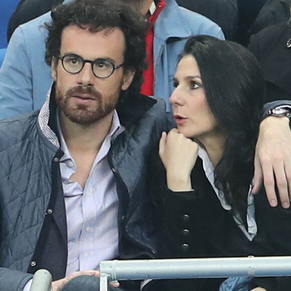 Le père du fils de Marie Drucker devait sortir du silence suite à l'éclosion de cette affaire.
Marie Drucker et Mathias Vicherat lors du match du quart de finale de l'UEFA Euro 2016 France-Islande au Stade de France à Saint-Denis © Cyril Moreau/Bestimage
