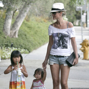 Laeticia Hallyday à Beverly Glen avec Jade et Joy Hallyday.