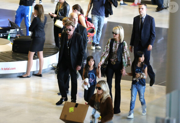 Johnny Hallyday, Laeticia, Jade, Joy et Elyette Boudou, la grand-mère de Laeticia arrivent à l'aéroport Paris CDG le 26 juin 2015.