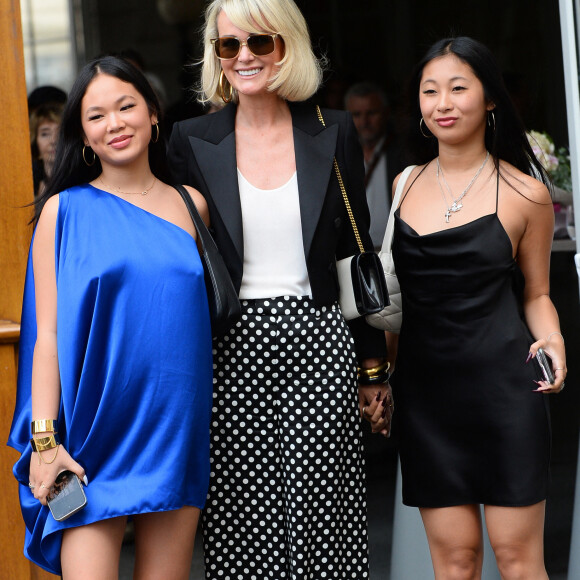 Laeticia Hallyday et ses filles Jade et Joy à leur arrivée au mariage de Claude Lelouch à la mairie du 18ème à Paris.