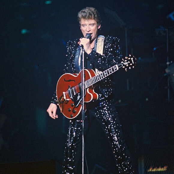 Johnny Hallyday en concert avec sa guitare en 1984 au Zenith.