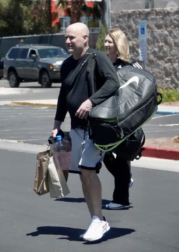 Andre Agassi et Steffi Graf ont eu deux enfants, Jaden et Jaz
Exclusif - Andre Agassi et sa femme Steffi Graf donnent des cours de tennis à Las Vegas, Nevada, Etats-Unis, le 23 avril 2022.