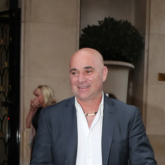 On peut voir Andre Agassi au bord d'un lac en train de nourrir des oies et des canards
Exclusif - S. Graf et son mari André Agassi sortent de l'hôtel George V à Paris, le 2 juin 2018.