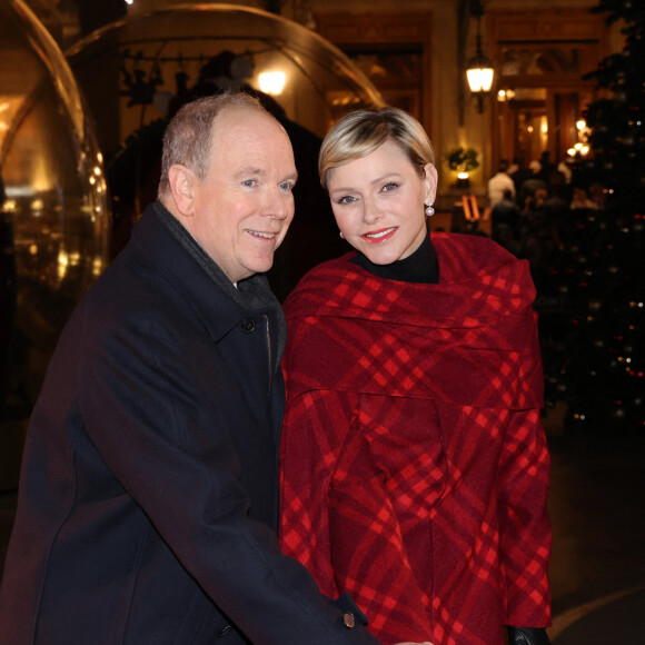 Charlene de Monaco a fait une apparition enchanteresse au côté de son mari Albert
Le prince Albert II et la princesse Charlène de Monaco lors de l'inauguration des illuminations de Noël sur la place du Casino de Monte-Carlo à Monaco © Jean-Charles Vinaj/Pool/Bestimage