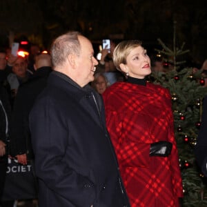 Elle a participé au lancement des illuminations de Noël sur le Rocher 
Le prince Albert II et la princesse Charlène de Monaco lors de l'inauguration des illuminations de Noël sur la place du Casino de Monte-Carlo à Monaco, le 7 décembre 2023. © Jean-Charles Vinaj/Pool/Bestimage