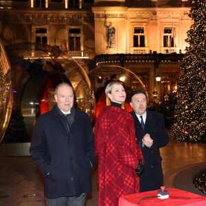 Le prince Albert II et la princesse Charlène de Monaco lors de l'inauguration des illuminations de Noël sur la place du Casino de Monte-Carlo à Monaco, le 7 décembre 2023. © Jean-Charles Vinaj/Pool/Bestimage