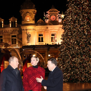 Le prince Albert II et la princesse Charlène de Monaco lors de l'inauguration des illuminations de Noël sur la place du Casino de Monte-Carlo à Monaco, le 7 décembre 2023. © Jean-Charles Vinaj/Pool/Bestimage