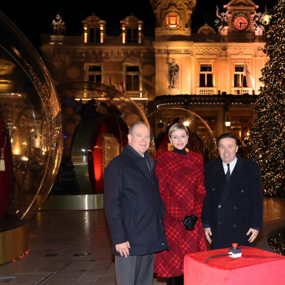 Le prince Albert II de Monaco, la princesse Charlène de Monaco et Stéphane Valeri, directeur général de la Monte-Carlo SBM lors de l'inauguration des illuminations de Noël sur la place du Casino de Monte-Carlo à Monaco, le 7 décembre 2023. © Jean-Charles Vinaj/Pool/Bestimage