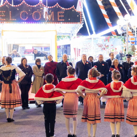 Mélanie-Antoinette de Massy, La princesse Stéphanie de Monaco, La princesse Charlène de Monaco, Le prince Albert II de Monaco - inauguration des illuminations de Noël sur la place du Casino de Monte-Carlo à Monaco, le 7 décembre 2023. © Olivier HuitelPool/Bestimage