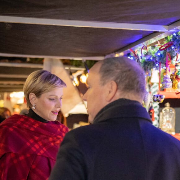 Frère, soeur et belle-soeur sont apparus complices lors de ce moment qui ouvre les portes de Noël
La princesse Stéphanie de Monaco, La princesse Charlène de Monaco, Le prince Albert II de Monaco - inauguration des illuminations de Noël sur la place du Casino de Monte-Carlo à Monaco, le 7 décembre 2023. © Olivier HuitelPool/Bestimage